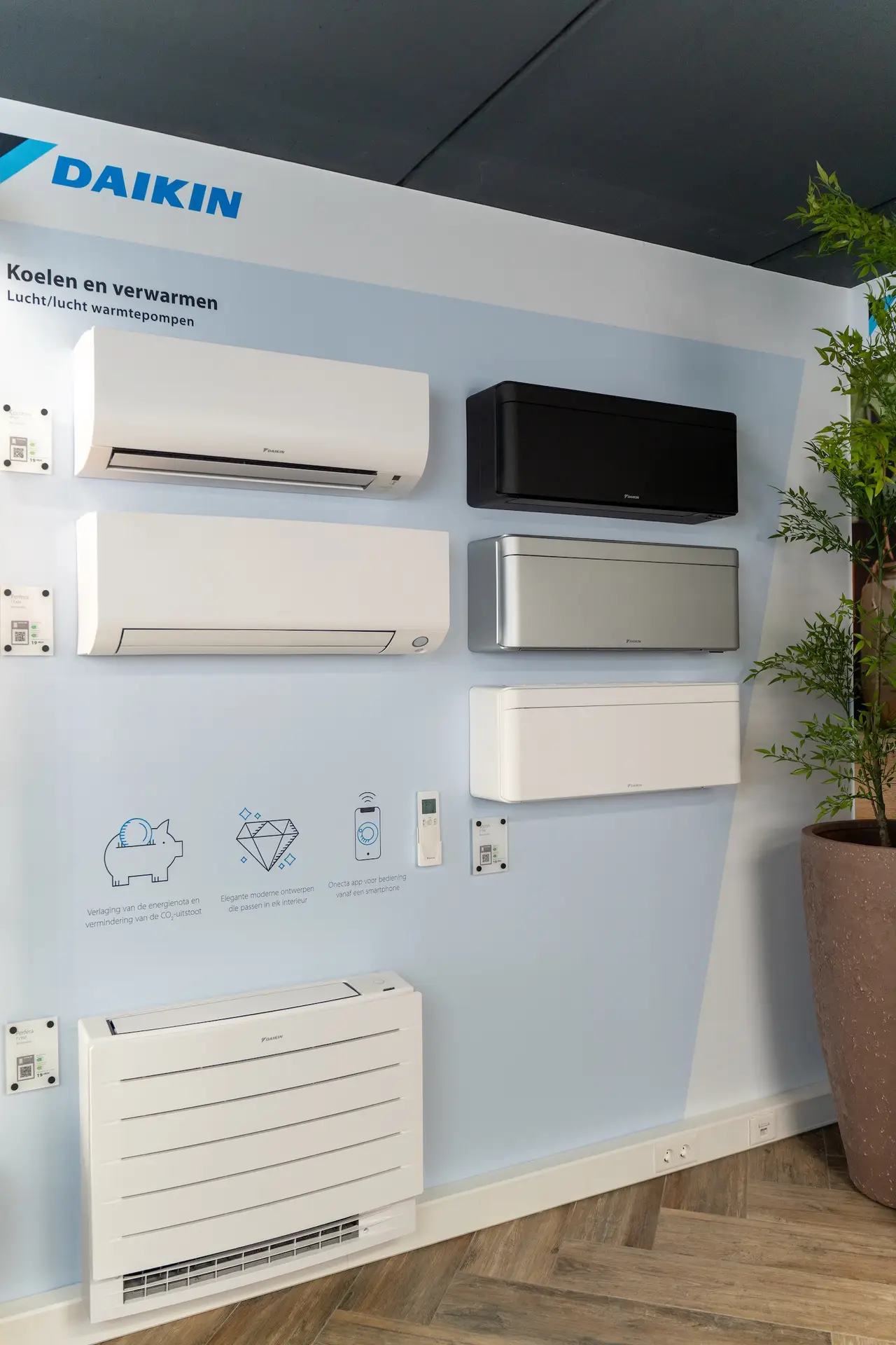 Wand met Daikin airconditioning binnenunits en een vloermodel in de showroom van Jadikoel