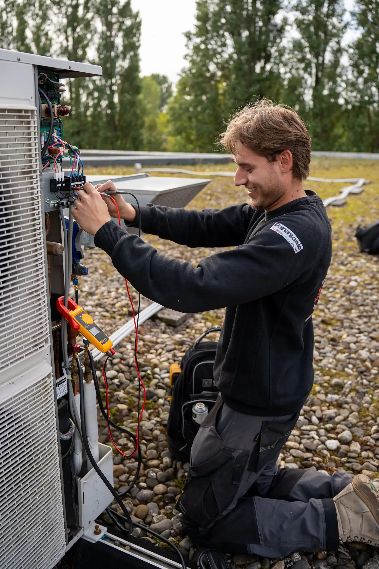 Servicemonteur van Jadikoel controleert de installatie van een buitenunit