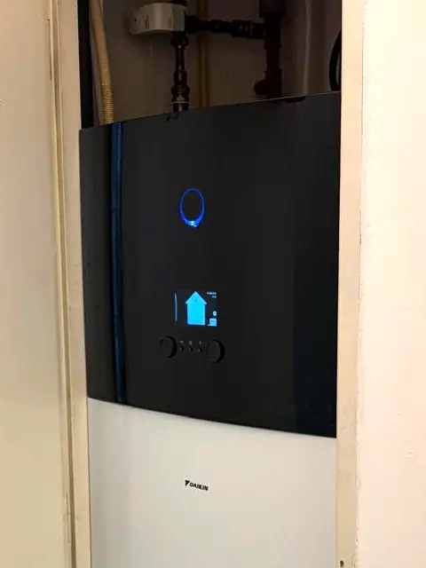 Daikin warmtepomp voor warm water, koelen en verwarmen, compact weggewerkt in een kast in een monumentaal pand in Den Haag
